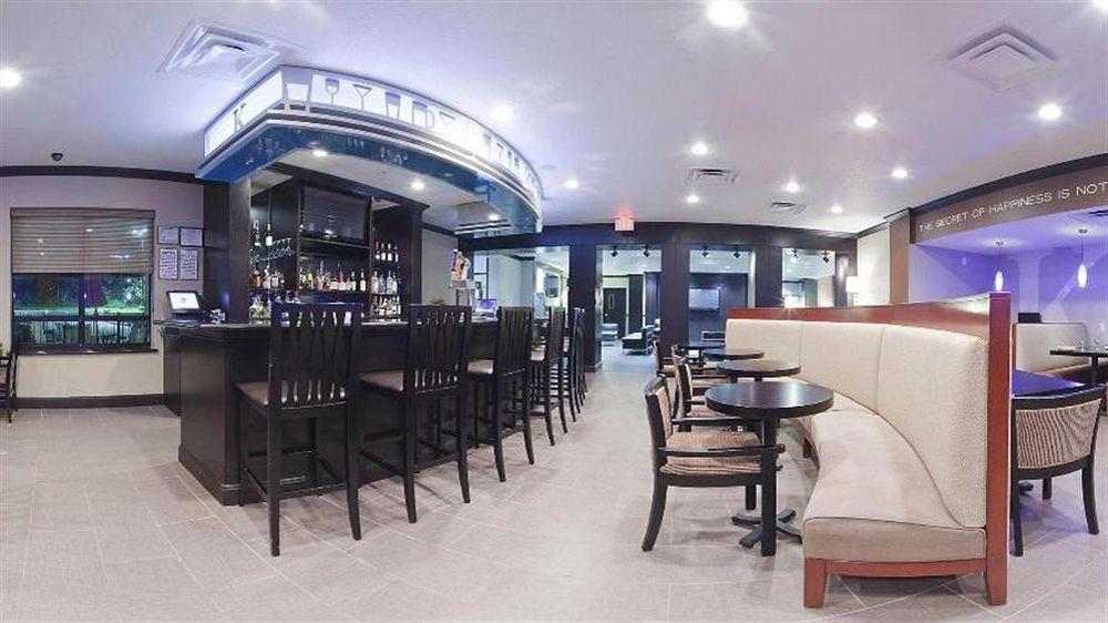 Hotel Holiday North Stone Oak Area By Ihg 3*